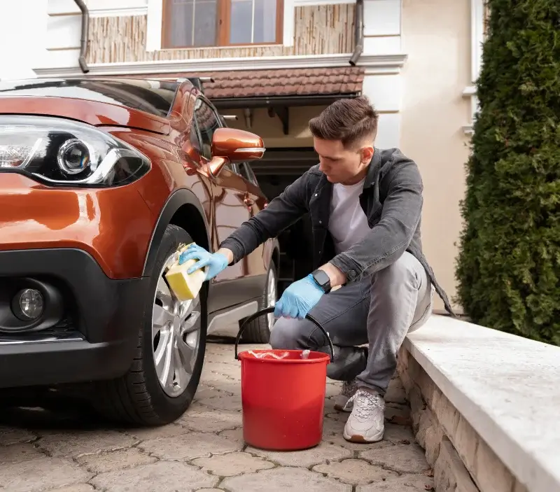 Lavage auto à domicile Les Forges : professionnel intervenant sur un véhicule